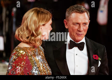 Londres, Royaume-Uni. 26Th Oct, 2015. Lea Seydoux et Daniel Craig arrive sur le tapis rouge pour l'ESRP la Royal Film Performance 2015 : la première mondiale de spectre le 26/10/2015 au Royal Albert Hall, Londres. Credit : Julie Edwards/Alamy Live News Banque D'Images