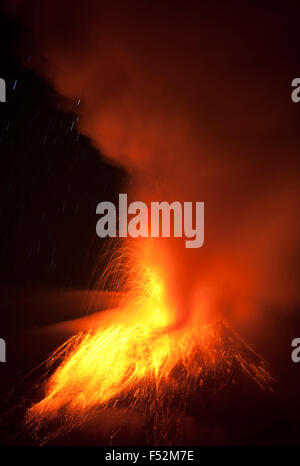 L'éruption du volcan Tungurahua 28 11 2010 L'Équateur en Amérique du Sud 2h00 heure locale Banque D'Images