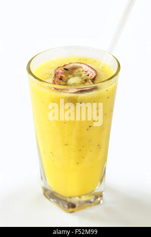 Jus frais/ fait smoothie aux fruits de la passion, mangue et orange Banque D'Images