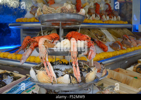 Un plateau de fruits de mer français au Bar à Huîtres Vosges, Paris FR Banque D'Images