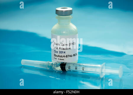 Vaccin contre Ebola avec seringue hypodermique sur fond bleu. Label est fictive. Banque D'Images