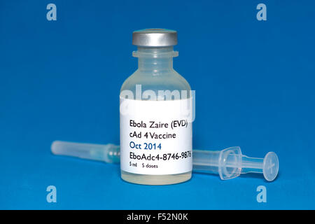 Vaccin contre Ebola avec seringue hypodermique sur fond bleu. Label est fictive. Banque D'Images