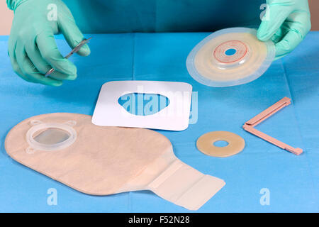 Infirmière prépare les fournitures pour stomisés pour utilisation avec patient. Banque D'Images