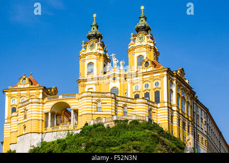 Abbaye de Melk ou Stift Melk est une abbaye bénédictine autrichienne et l'un des plus célèbres sites monastiques Il est situé au-dessus de la ville de Melk sur une ro Banque D'Images