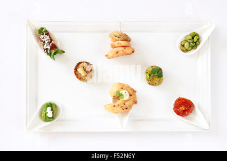 Une vue de dessus d'un plateau avec une sélection de canapés, isolated on white Banque D'Images