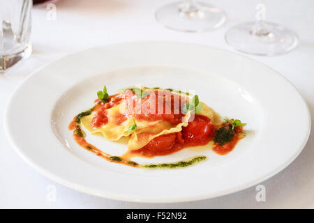 Ravioles de chèvre frais avec sauce tomate cerise & pesto Banque D'Images