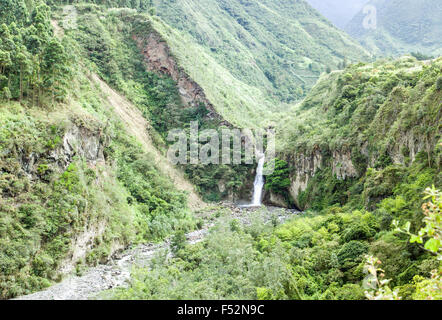 30m de hauteur chute près de Banos, Equateur offrent baignoire parfaite et l'Escalade Banque D'Images