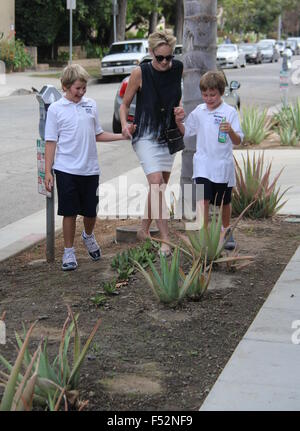 Sharon Stone avec son fils à Beverley Hills traverse la rue et s'amusant enjambant un cactus avec : Sharon Stone, Quinn Kelly Stone, Laird Vonne Stone Où : Los Angeles, California, United States Quand : 25 août 2015 Banque D'Images