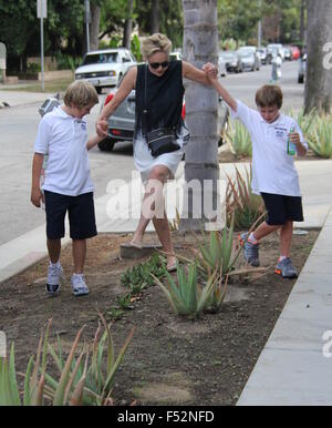 Sharon Stone avec son fils à Beverley Hills traverse la rue et s'amusant enjambant un cactus avec : Sharon Stone, Quinn Kelly Stone, Laird Vonne Stone Où : Los Angeles, California, United States Quand : 25 août 2015 Banque D'Images