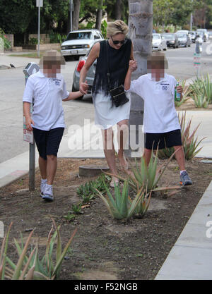 Sharon Stone avec son fils à Beverley Hills traverse la rue et s'amusant enjambant un cactus avec : Sharon Stone, Quinn Kelly Stone, Laird Vonne Stone Où : Los Angeles, California, United States Quand : 25 août 2015 Banque D'Images