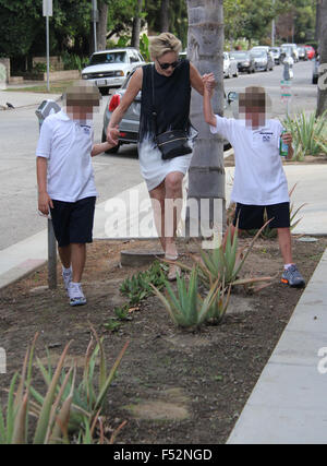 Sharon Stone avec son fils à Beverley Hills traverse la rue et s'amusant enjambant un cactus avec : Sharon Stone, Quinn Kelly Stone, Laird Vonne Stone Où : Los Angeles, California, United States Quand : 25 août 2015 Banque D'Images