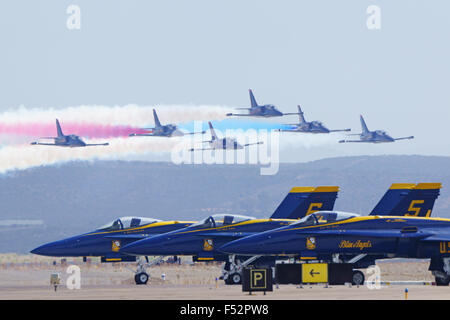 Les Patriotes de l'avion Jet Team flying Blue Angels formation au-dessus de F-18 à 2015 Miramar Air Show à San Diego, Californie Banque D'Images