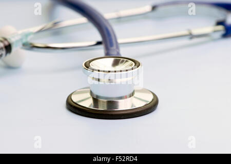 Vue en gros de Bell stéthoscope sur fond bleu. Banque D'Images