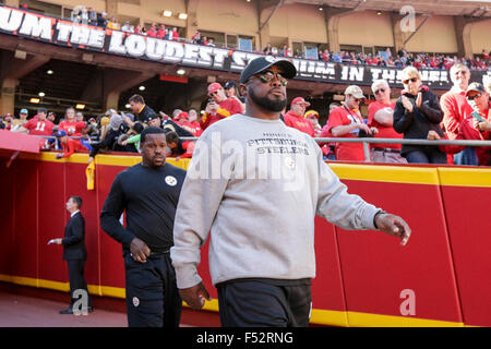 25 octobre 2105 : Pittsburgh Steelers l'entraîneur-chef Mike Tomlin prend le terrain au cours de la NFL match entre les Pittsburgh Steelers et les Kansas City Chiefs au Arrowhead Stadium de Kansas City, MO. Les chefs défait les Steelers 23-13 Tim Warner/CSM. Banque D'Images