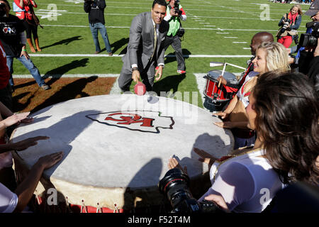 25 octobre 2105 : l'ex-Kansas City Chiefs tight end Tony Gonzalez bat le tambour de chefs avant le match de la NFL entre les Pittsburgh Steelers et les Kansas City Chiefs au Arrowhead Stadium de Kansas City, MO. Les chefs défait les Steelers 23-13 Tim Warner/CSM. Banque D'Images