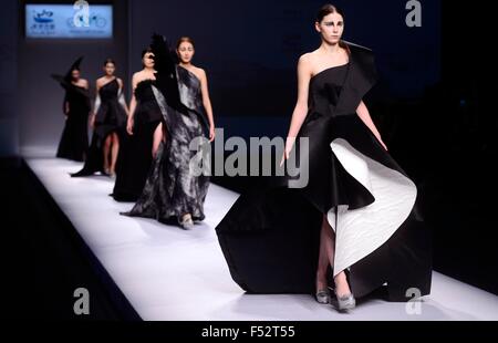 Beijing, Chine. 26Th Oct, 2015. Modèles affichent des créations de l'ECHO au cours de la collection CHEN Chine Fashion Week S/S 2016 à Beijing, Chine, le 26 octobre 2015. Credit : Zhao Xiaoming/Xinhua/Alamy Live News Banque D'Images