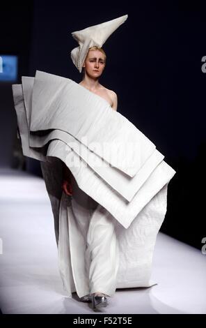 Beijing, Chine. 26Th Oct, 2015. Un model de l'écho au cours de la collection CHEN Chine Fashion Week S/S 2016 à Beijing, Chine, le 26 octobre 2015. Credit : Zhao Xiaoming/Xinhua/Alamy Live News Banque D'Images