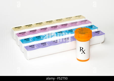 Distributeur de médicaments quotidiens avec bouteille de prescription. Banque D'Images