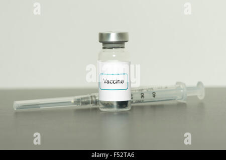 Flacon de vaccin avec la seringue sur la table. Banque D'Images