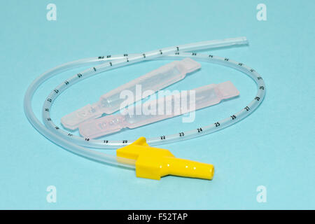Flacons de solution saline stérile cathéter d'aspiration trachéotomie. Banque D'Images