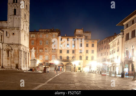 Italie, Toscane, Lucca, San Michele Square at Night Banque D'Images