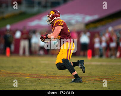 Los Angeles, CA, USA. 24 Oct, 2015. Le secondeur de l'USC (35) Cameron Smith fait une interception d'un match entre les Utah Utes et l'USC Trojans au Los Angeles Memorial Coliseum de Los Angeles, Californie. L'USC a défait l'Utah 42-24 au troisième rang.(crédit obligatoire : Juan Lainez/MarinMedia/Cal Sport Media) © csm/Alamy Live News Banque D'Images