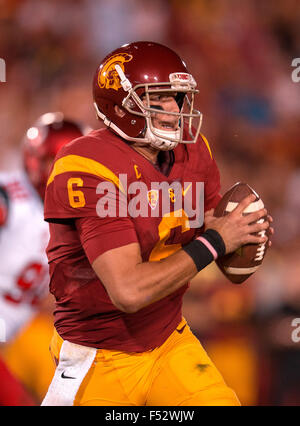 Los Angeles, CA, USA. 24 Oct, 2015. L'USC quarterback (6) Cody Kessler recherche un récepteur ouvert pendant un match entre les Utah Utes et l'USC Trojans au Los Angeles Memorial Coliseum de Los Angeles, Californie. L'USC a défait l'Utah 42-24 au troisième rang.(crédit obligatoire : Juan Lainez/MarinMedia/Cal Sport Media) © csm/Alamy Live News Banque D'Images
