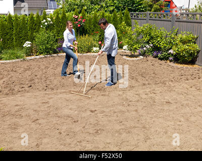 Turf, laïcs, jardin, couple, râteau, râteau Banque D'Images