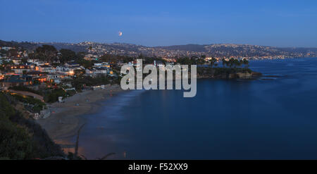 Le 27 septembre 2015. Laguna Beach, Californie Crescent Bay Vue de la lune de sang. Cette pleine lune, également appelé super pleine lune et un Banque D'Images