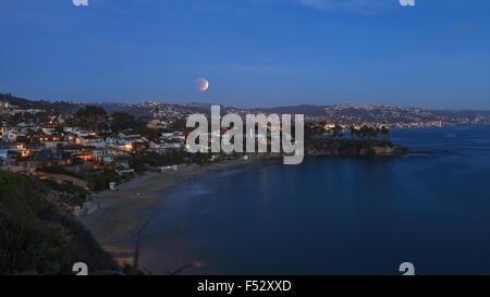 Le 27 septembre 2015. Laguna Beach, Californie Crescent Bay Vue de la lune de sang. Cette pleine lune, également appelé super pleine lune et un Banque D'Images