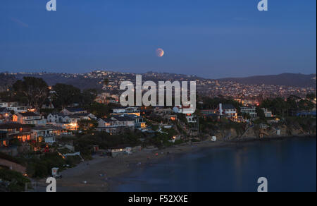 Le 27 septembre 2015. Laguna Beach, Californie Crescent Bay Vue de la lune de sang. Cette pleine lune, également appelé super pleine lune et un Banque D'Images