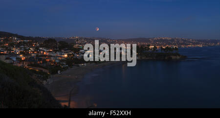 Le 27 septembre 2015. Laguna Beach, Californie Crescent Bay Vue de la lune de sang. Cette pleine lune, également appelé super pleine lune et un Banque D'Images