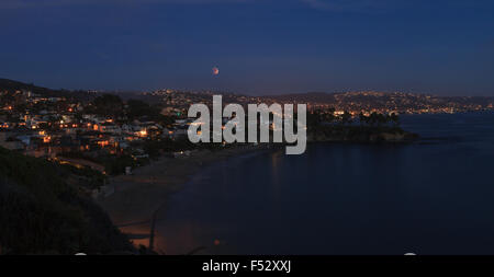 Le 27 septembre 2015. Laguna Beach, Californie Crescent Bay Vue de la lune de sang. Cette pleine lune, également appelé super pleine lune et un Banque D'Images