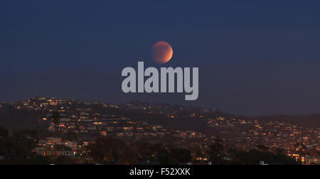 Le 27 septembre 2015. Laguna Beach, Californie Crescent Bay Vue de la lune de sang. Cette pleine lune, également appelé super pleine lune et un Banque D'Images