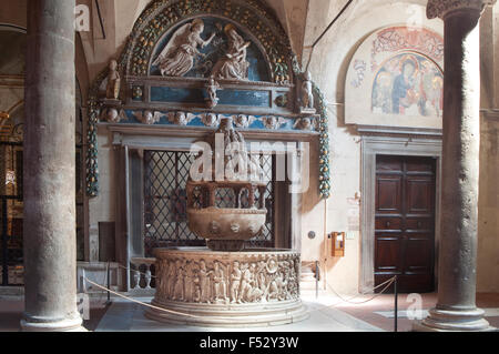 Italie, Toscane, Lucca, San Frediano, l'Église Vue de l'Intérieur, font baptismal Banque D'Images