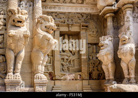 Lion et des divinités basrelief de sanstone au temple hindou, Kanchipuram, Inde Banque D'Images