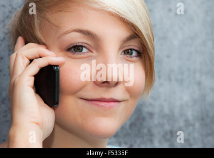 Belle teenage girl using smart phone Banque D'Images