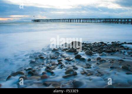 Ventura - la Californie, belle exposition lente de la jetée de Ventura. Banque D'Images