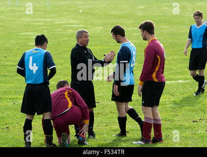 Football Ligue dimanche, arbitre de parler à un joueur Banque D'Images