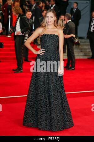 Londres, Grande-Bretagne. 26Th Oct, 2015. L'actrice britannique Amber Le Bon assiste à la première mondiale du nouveau film de James Bond '29 special' au Royal Albert Hall de Londres, Grande-Bretagne, 26 octobre 2015. Spectre est le 24ème film de James Bond officiel et est sorti au Royaume-Uni le 26 octobre. Photo : Hubert Boesl/DPA - PAS DE FIL - SERVICE/dpa/Alamy Live News Banque D'Images