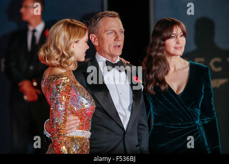 Londres, Grande-Bretagne. 26Th Oct, 2015. L'acteur britannique/acteur Daniel Craig (C) assiste à la première mondiale du nouveau film de James Bond '29 special' avec l'actrice française/Lea Seydoux (acteur) et l'acteur/actrice italienne Monica Bellucci (R) au Royal Albert Hall de Londres, Grande-Bretagne, 26 octobre 2015. Spectre est le 24ème film de James Bond officiel et est sorti au Royaume-Uni le 26 octobre. Photo : Hubert Boesl/DPA - PAS DE FIL - SERVICE/dpa/Alamy Live News Banque D'Images