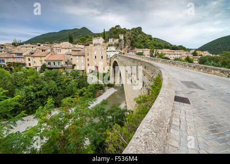 Pont roman sur la rivière Eygues, Nyons, Drome Provencale, Drôme, France, l'Union européenne, l'Europe. Banque D'Images