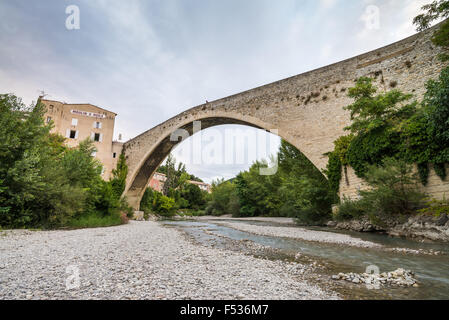 Pont roman sur la rivière Eygues, Nyons, Drome Provencale, Drôme, France, l'Union européenne, l'Europe. Banque D'Images