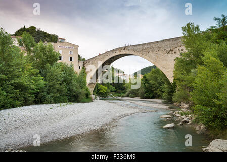 Pont roman sur la rivière Eygues, Nyons, Drome Provencale, Drôme, France, l'Union européenne, l'Europe. Banque D'Images