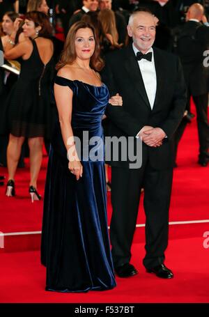 Londres, Grande-Bretagne. 26Th Oct, 2015. Les producteurs des États-Unis Barbara Broccoli et Michael G. Wilson frère assister à la première mondiale du nouveau film de James Bond '29 special' au Royal Albert Hall de Londres, Grande-Bretagne, 26 octobre 2015. Spectre est le 24ème film de James Bond officiel et est sorti au Royaume-Uni le 26 octobre. Photo : Hubert Boesl/DPA - PAS DE FIL - SERVICE/dpa/Alamy Live News Banque D'Images