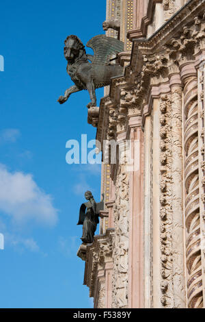 L'Italie, l'Ombrie, Orvieto. La Cathédrale d'Orvieto ou Duomo d'Orvieto. 13e siècle Gothic masterpiece. Détail de la façade de l'église ornée avec lion ailé gargouille. Banque D'Images