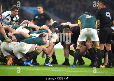 Londres, Royaume-Uni. 24 Oct, 2015. La Mêlée Rugby Coupe du Monde de Rugby 2015 : demi-finale entre l'Afrique du Sud Nouvelle-zélande 18-20 à Twickenham en Londres, Angleterre . © EXTRÊME-ORIENT PRESSE/AFLO/Alamy Live News Banque D'Images