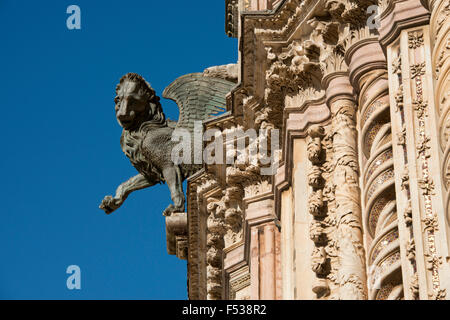 L'Italie, l'Ombrie, Orvieto. La Cathédrale d'Orvieto ou Duomo d'Orvieto. 13e siècle Gothic masterpiece. Détail de la façade de l'église ornée avec lion ailé gargouille. Banque D'Images