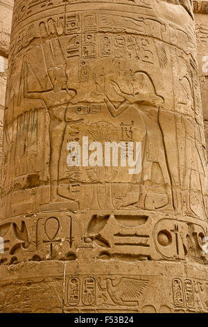 Ruines du temple de Karnak en Egypte. Vue rapprochée des colonnes couvertes de hiéroglyphes antiques égyptiennes. Banque D'Images