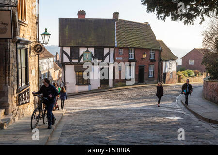 Les bâtiments anciens et des rues pavées où côte raide et Michaelgate répondre à Lincoln, Angleterre, RU Banque D'Images